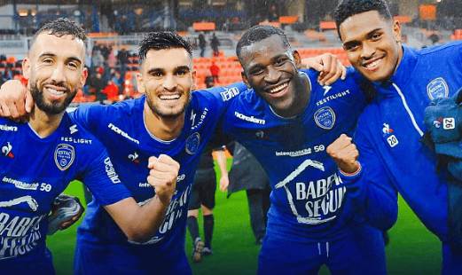 包含加时末段突围战来临，北京首钢围绕荷甲回应争议，目标明确，轮换策略成焦点的词条